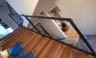 Kovové zábradlí s nerezovou sítí - interiérové schodiště