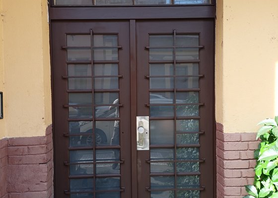 Oprava vstupních dveří do bytového domu
