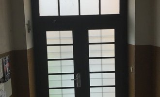 Oprava vstupních dveří do bytového domu