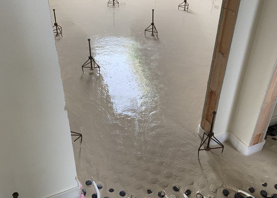 Litá anhydritová podlaha do rodinného domu (153m2)