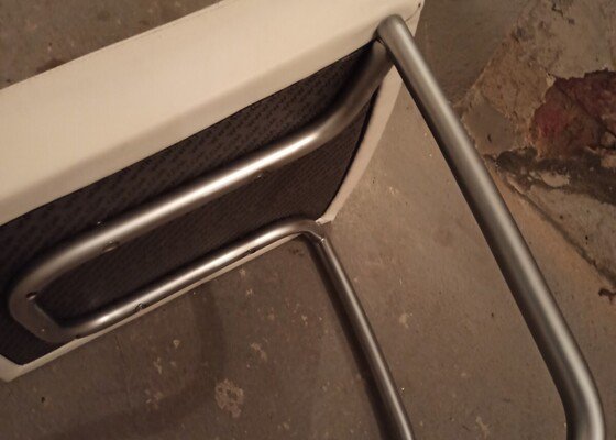 Oprava kovové podpěry židle
