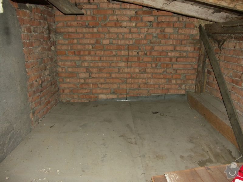 Rekonstrukce dřevěných stropů a podlahy půdy, přístupu na půdu a termoizolace: 1pred_puda_nad_koupelnou