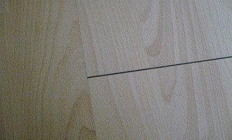 Oprava laminátové podlahy ( škvíry) - stav před realizací