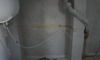 Instalatérské práce, kabel mezi bojlerem a odpadem - stav před realizací