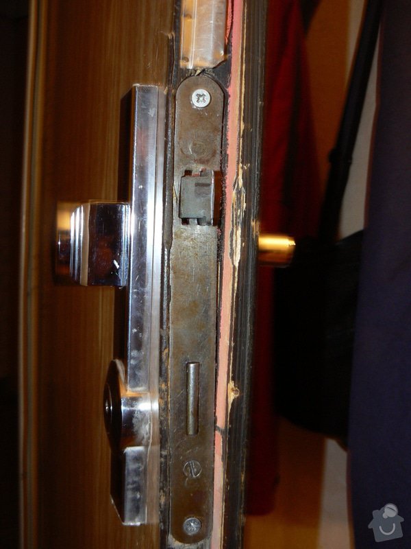 Utěsnění vchodových dveří (standardní panelákové): P1010388