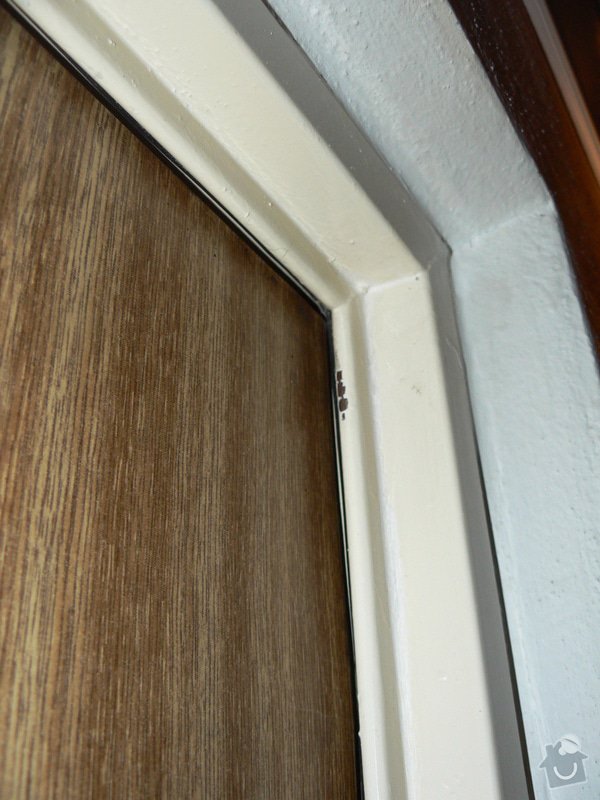 Utěsnění vchodových dveří (standardní panelákové): P1010390