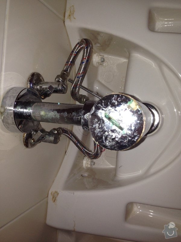 Oprava tekoucího sifonu pod umyvadlem + přišroubování WC prkénka: 003