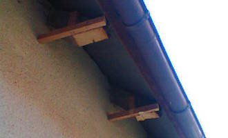 Podbití přesahu střechy