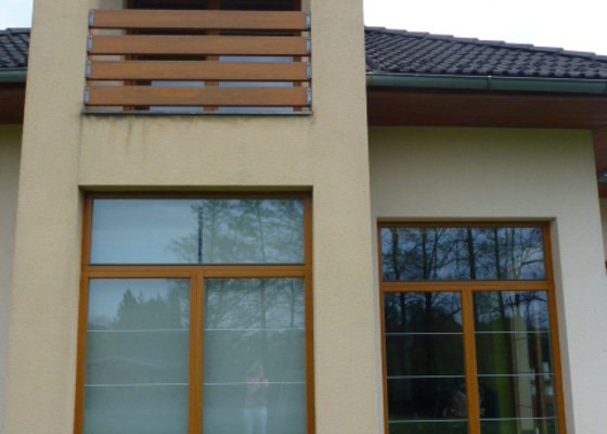 Renovace dřevěných oken a zábradlí - stav před realizací