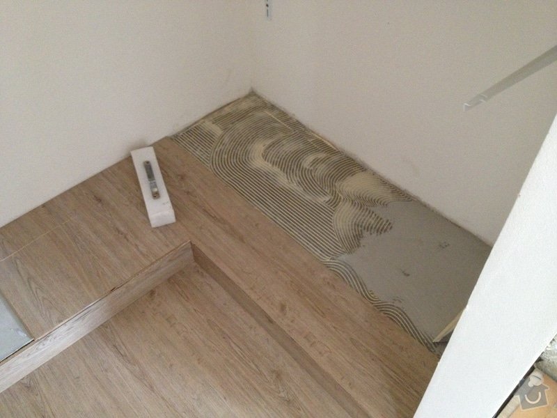 Broušení betonu, vyrovnání podlah samonivelační stěrkou, položení vinylové plovoucí podlahy: IMG_0743