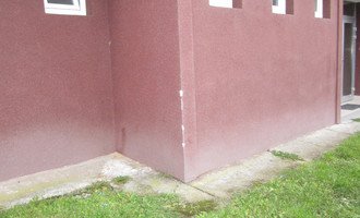 Opravu poskozeneho rohu na fasade zatepleneho paneloveho domu - stav před realizací
