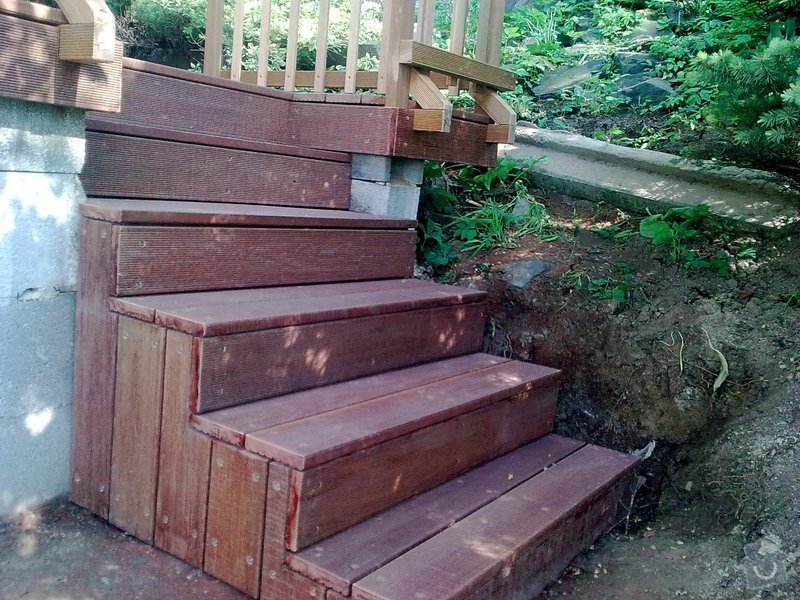Dřevěna terasa ze schodamy a zabradli: Obraz0092