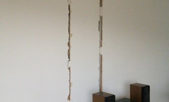 Vyspravení zdi po rozvodu kabelů - stav před realizací