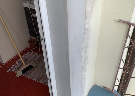 Oprava fasády po instalaci plastových oken a dveří na balkon