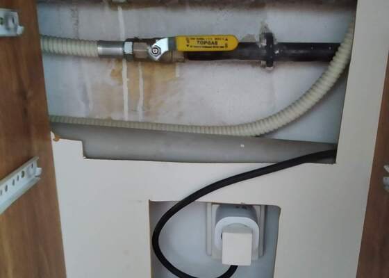 Výměna připojovací plynové hadice k varné desce