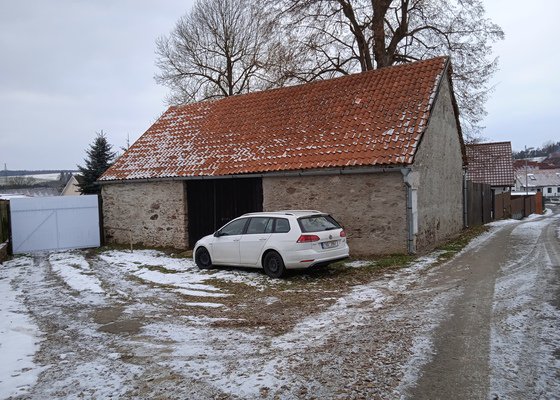 Výměna vadných střešních hřebenáčů na stodole.