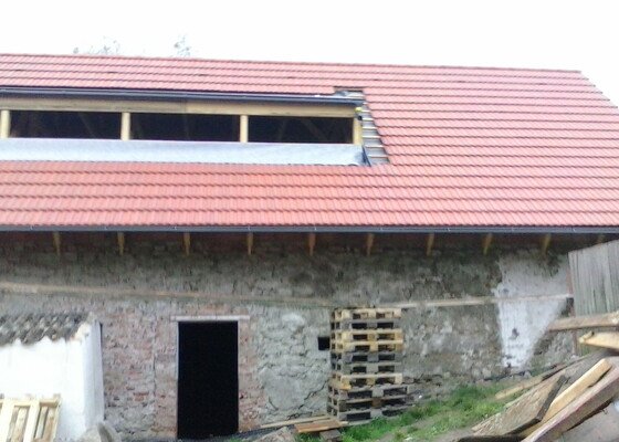 Rekonstrukce střechy na stodole.