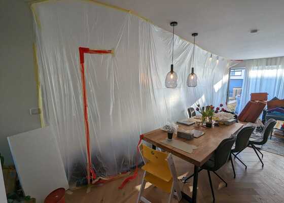 Malba strukturovaného povrchu v obývacím pokoji