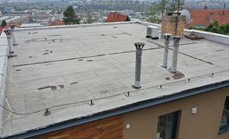 Oprava rovné střechy + izolace části šikmé střechy - stav před realizací
