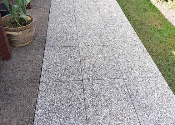 Rozšíření zastřešené betonové terasy s dlažbou