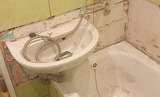 Oprava obkladů v koupelně kvůli zatékání za vanu