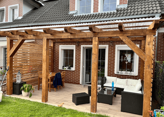 Pergola ke zdi včetně podlahy - štěrk s keramickou dlažbou