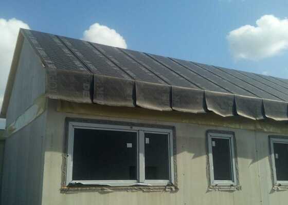 Položení střešní krytiny - folie, plochá střecha 101 m2 (vč. Atiky) + sedlová střecha 100m2