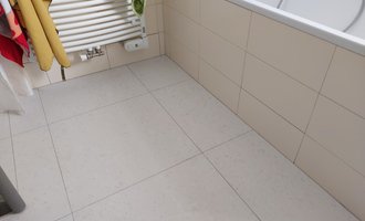 Oprava podlahy (dlažby) ve větší koupelně