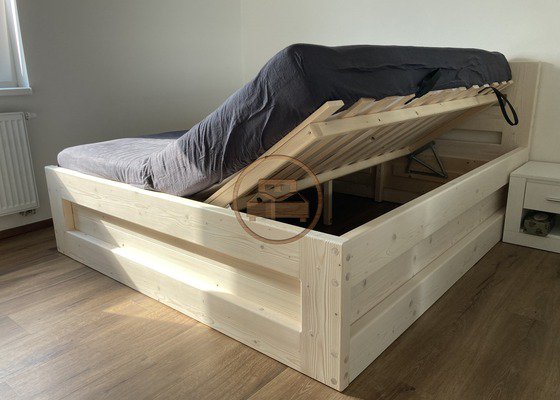 Masivní manželská postel