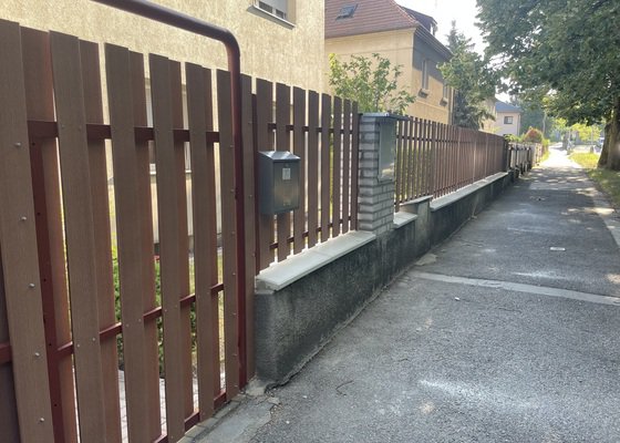 Zrekonstruovat plot včetně opravy podezdivky