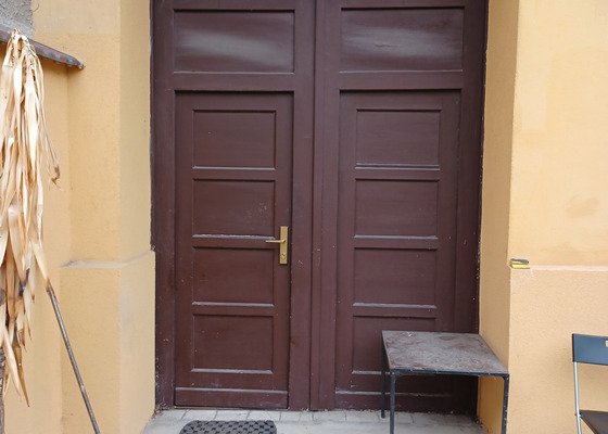 Nově natřít o poopravit dvoje venkovní dveře