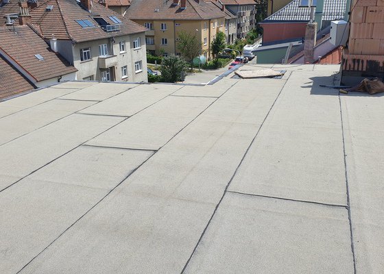 Střešní plášť rovné střechy na novostavbě Brno