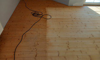 Broušení podlah ze smrkových prken