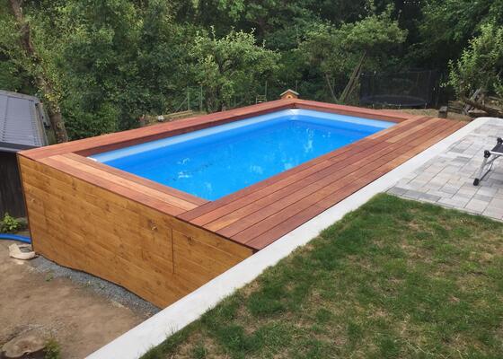 Dřevěný obklad bazénu