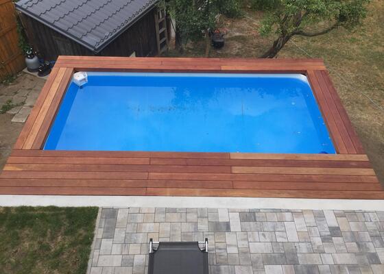Dřevěný obklad bazénu