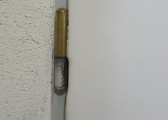 Oprava pantů kovové zárubně dveří