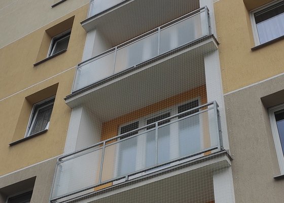 Sítě proti ptactvu na panelovém domě pro společné chodbové balkony