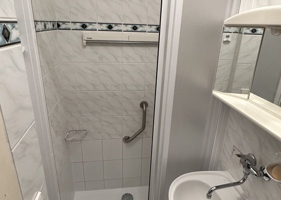 Rekonstrukce malé koupelny - výměna vany za sprchový kout.