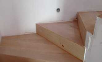 Povrch schodiště (vinyl, dřevo)
