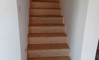 Povrch schodiště (vinyl, dřevo)