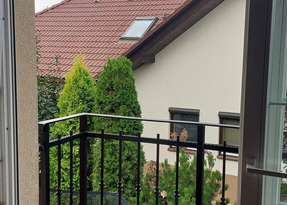 Vynáška / vytažení jídelního stolu přes balkon v 1. patře