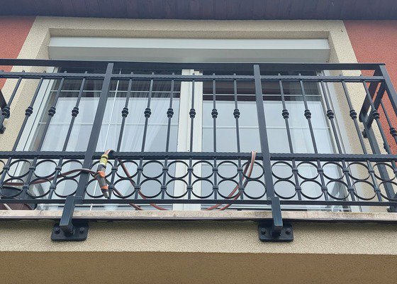 Vynáška / vytažení jídelního stolu přes balkon v 1. patře