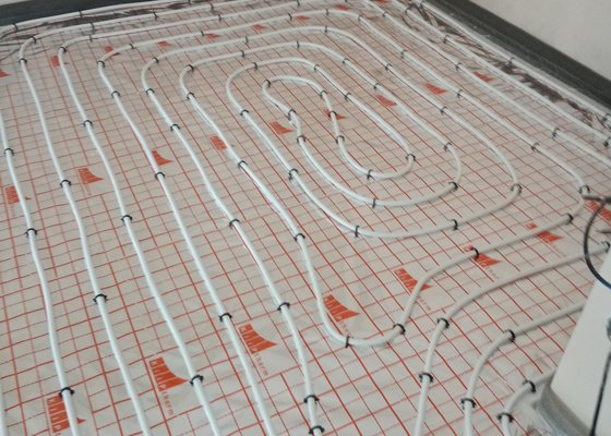 Montáž podlahového topení a radiátorů