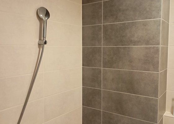 Montáž vanové zástěny a sprchového systému