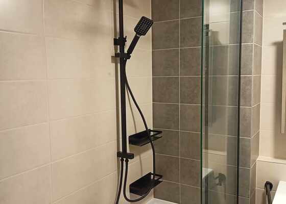 Montáž vanové zástěny a sprchového systému