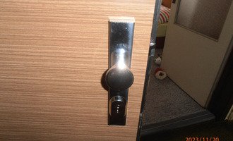 Oprava kliky  u vchodových dveří s bezpečnostním zámkem - stav před realizací