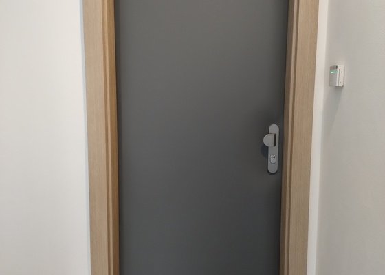 Čalounění vchodových dřevěných dveří v bytě  85x200