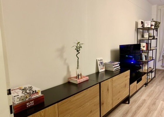 Instalace TV držáku/TV na zeď + instalace 5 polic - stav před realizací