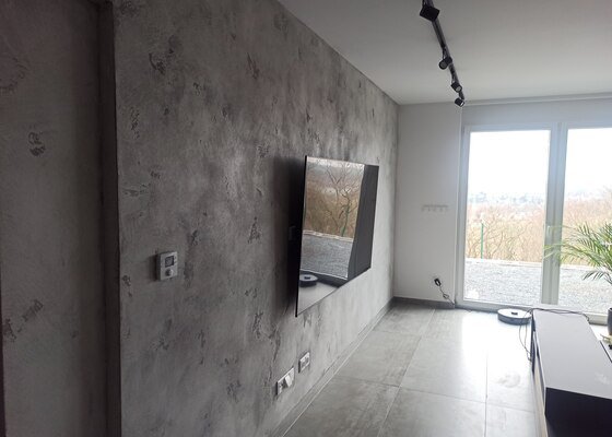 Dekorační betonová stěrka v obývacím pokoji