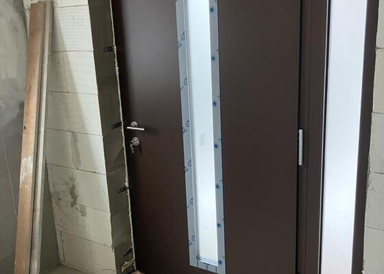 Bezpečnostní domovní dveře s pevným bočním dílem Hörmann